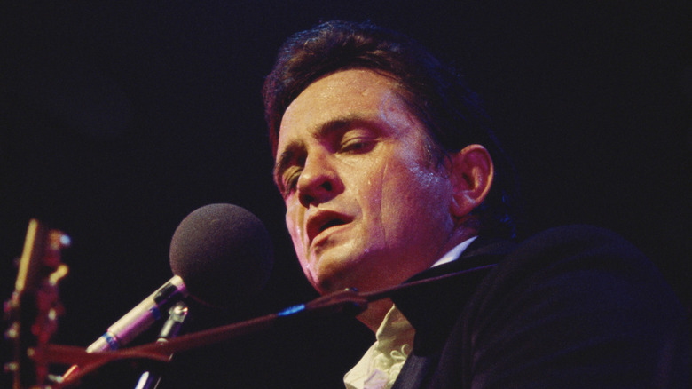 Johnny Cash sur scène à la fin des années 1960