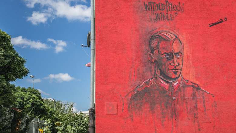 Peinture murale noire et rouge de Witold Pilecki sur le côté d'un bâtiment