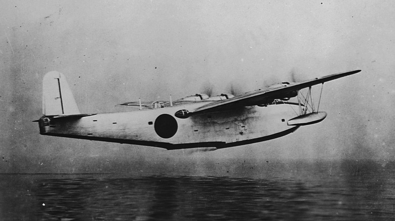 Un prototype d'hydravion Kawanishi H8K en vol d'essai