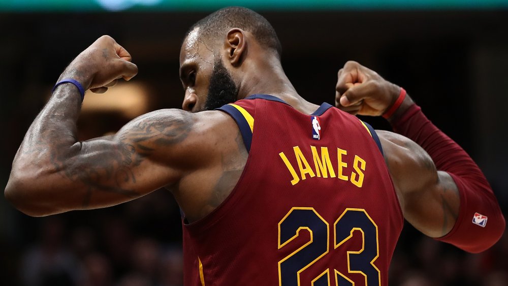 LeBron James fléchissant les bras sur le terrain