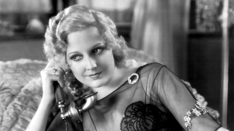 Thelma Todd assise tenant un téléphone vintage