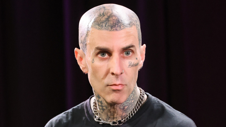 Travis Barker avec un regard sérieux