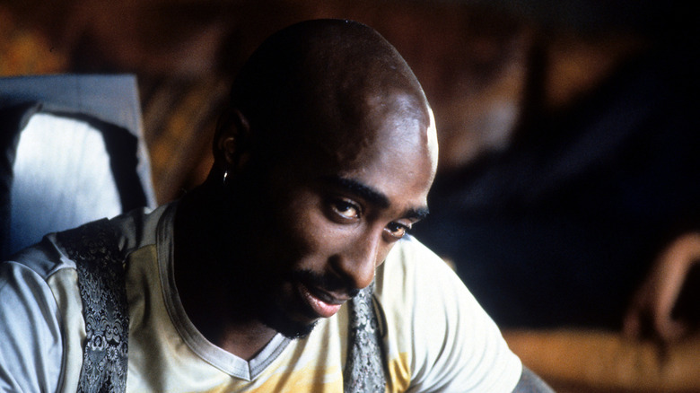 Tupac souriant dans une image de film