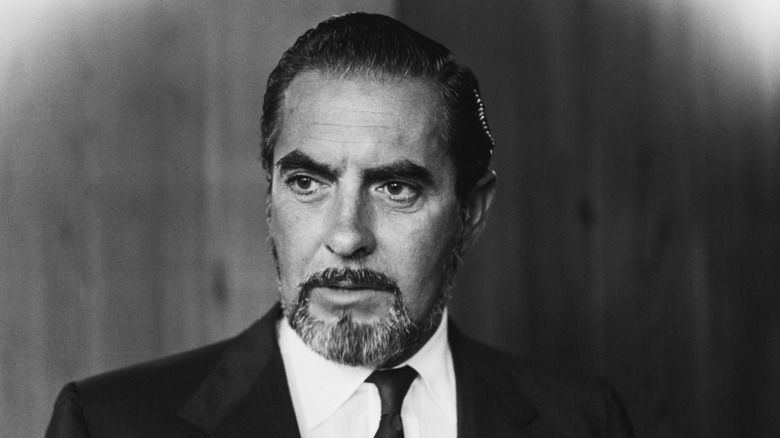 Tyrone Power l'air sévère avec une barbichette en costume