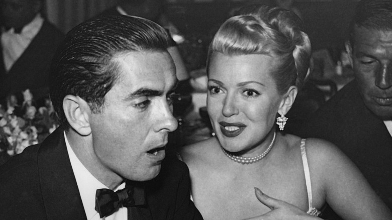 Tyrone Power et Lana Turner discutant lors d'un événement