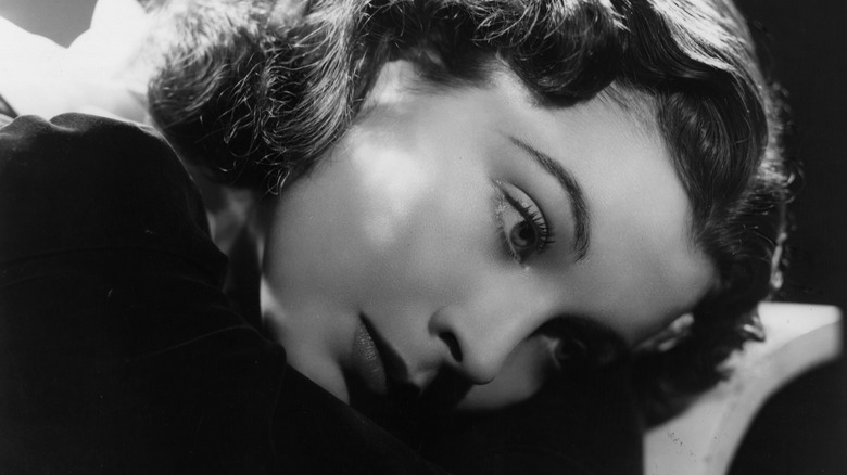 Vivien Leigh appuyée contre une tête de lit