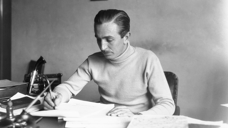 Walt Disney travaillant à son bureau