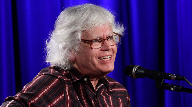 Walter Egan souriant sur scène