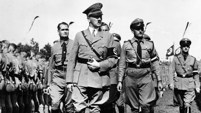 Adolf Hitler et des généraux inspectant des membres de la jeunesse hitlérienne