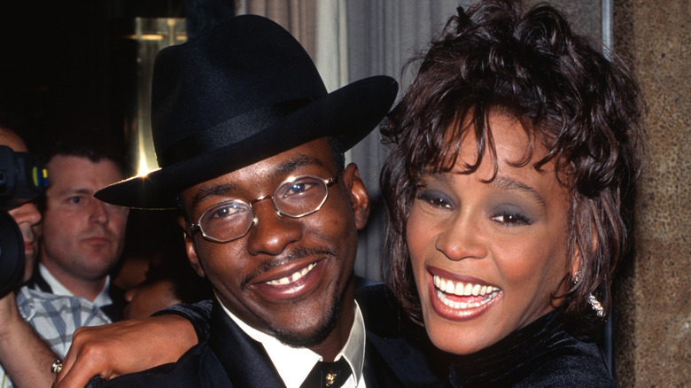 Bobby Brown et Whitney Houston proches et souriants