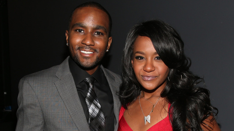 Nick Gordon souriant avec Bobbi Kristina Brown