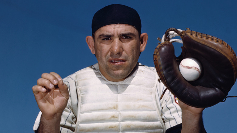 Yogi Berra accroupi avec un gant de receveur
