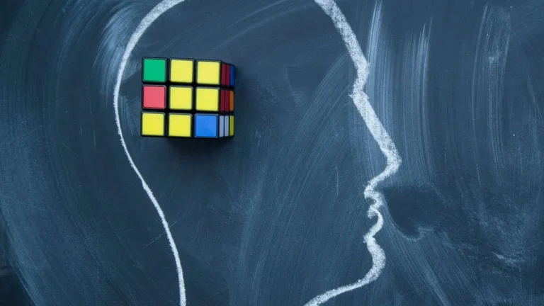 Le Rubik&rsquo;s Cube : 1 mois pour le résoudre par son inventeur