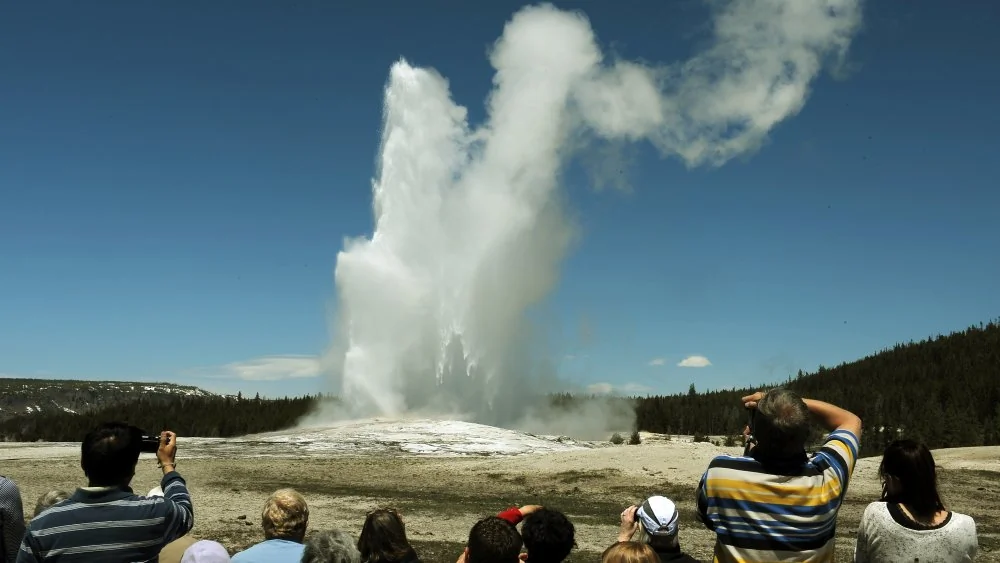 Les dangers des geysers de Yellowstone : un débat mortel