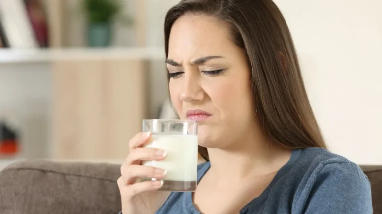 Que se passe-t-il dans votre corps en buvant du lait périmé ?
