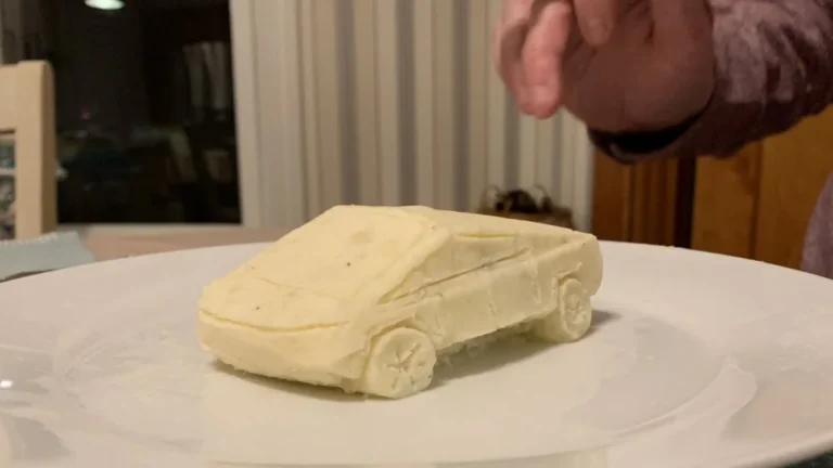 Un Artiste Sculpte un Cybertruck en Purée de Pommes de Terre