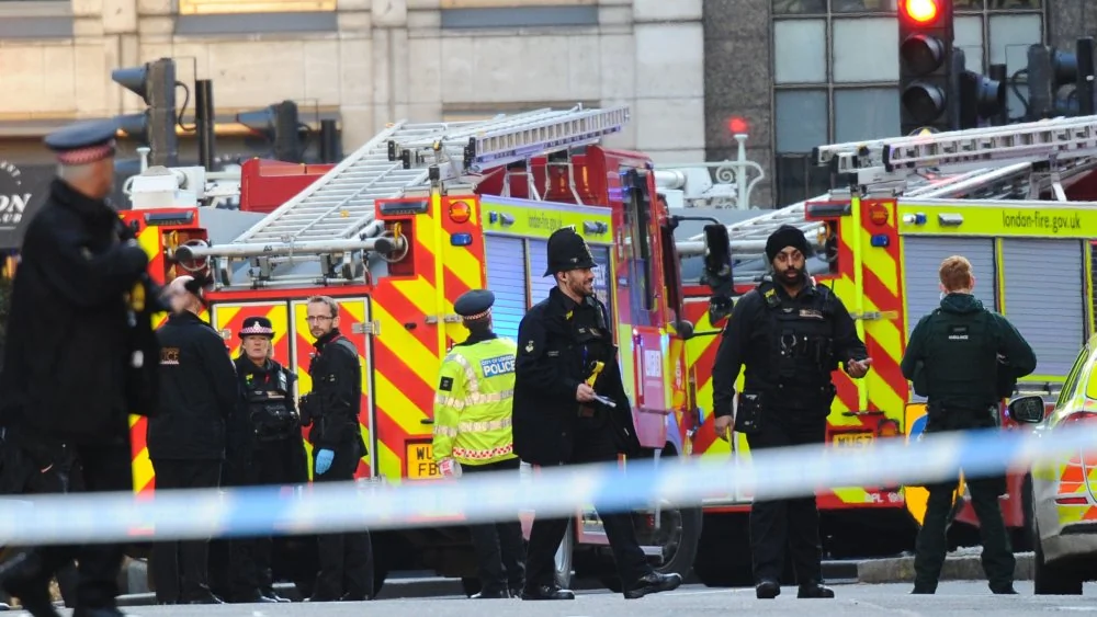 Un Narwhal pour Défendre Londres : Tusk et Extincteur en Action