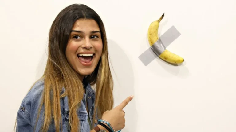 Un homme mange une banane d&rsquo;art à 120 000 $ et ne se sent pas désolé