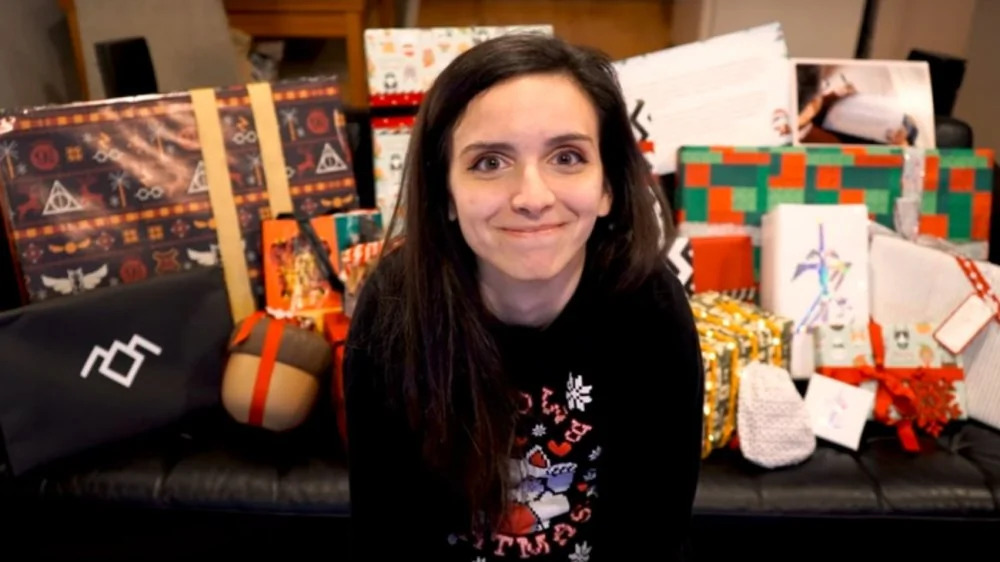 Une femme reçoit un cadeau de Secret Santa de Bill Gates