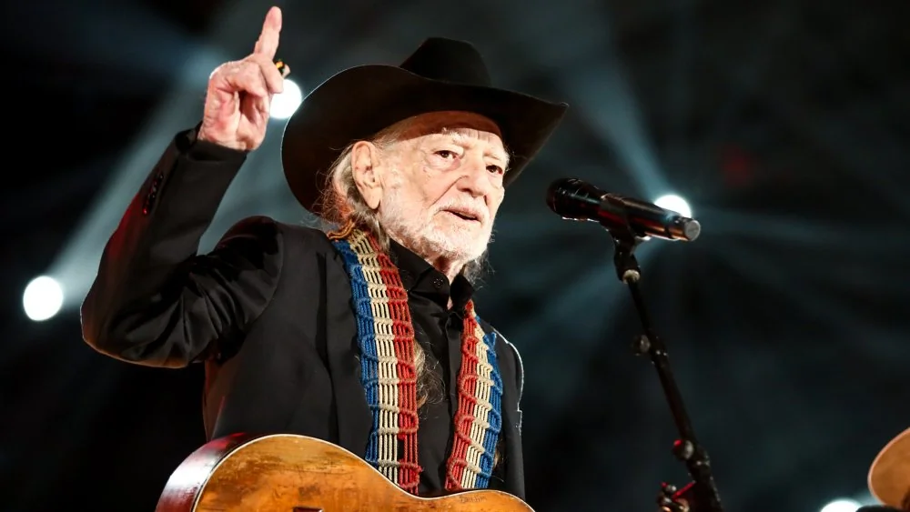 Willie Nelson ne cesse pas la marijuana, il change simplement de méthode