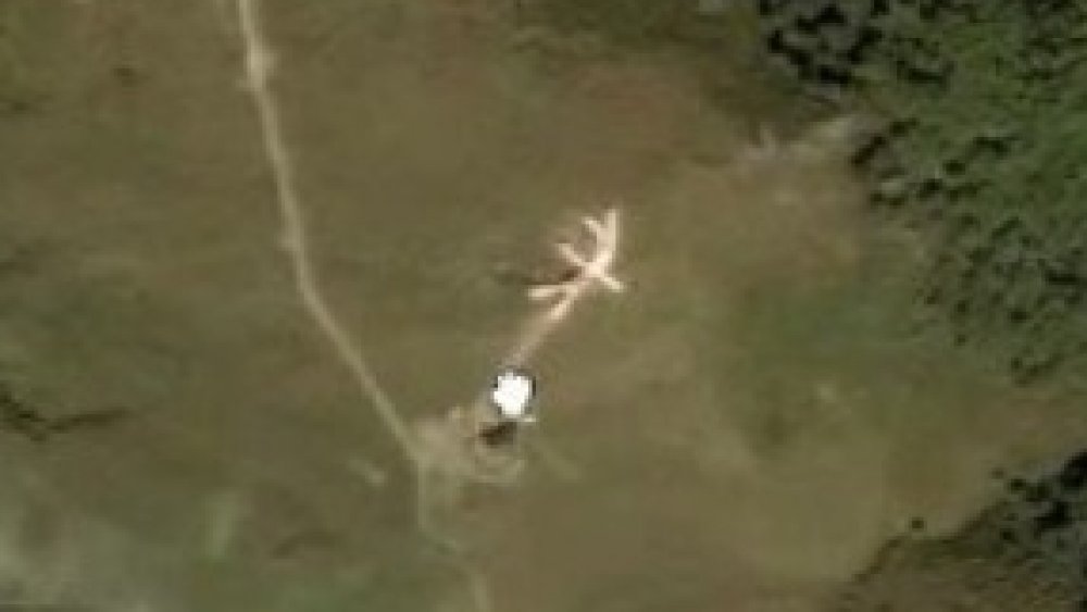 Grand lapin rose tricoté sur la montagne Colletto Fava, Italie