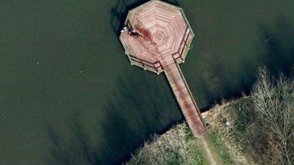 Quai et traînée rougeâtre aux Pays-Bas, vu depuis Google Earth