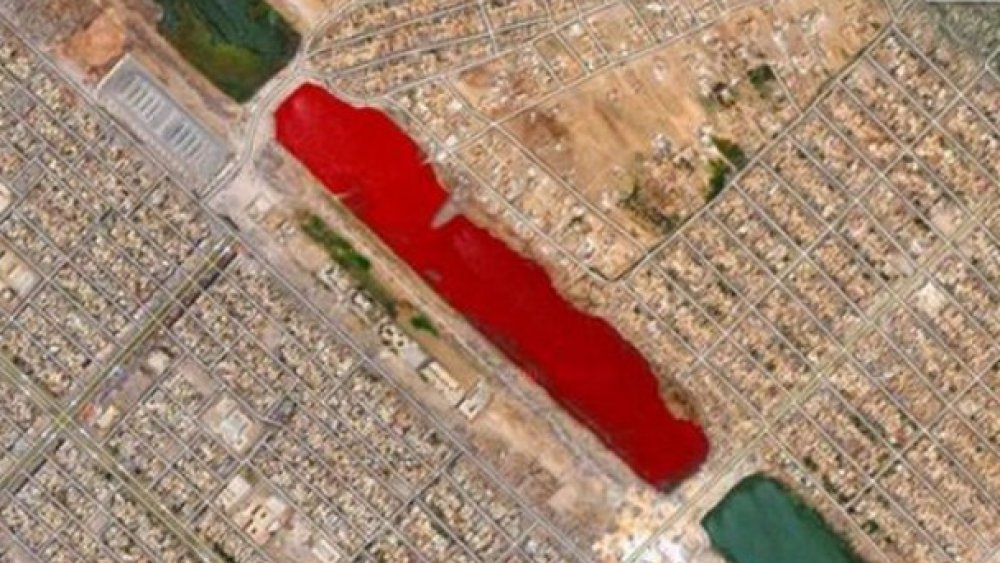 Lac coloré en rouge vu depuis Google Earth à Bagdad