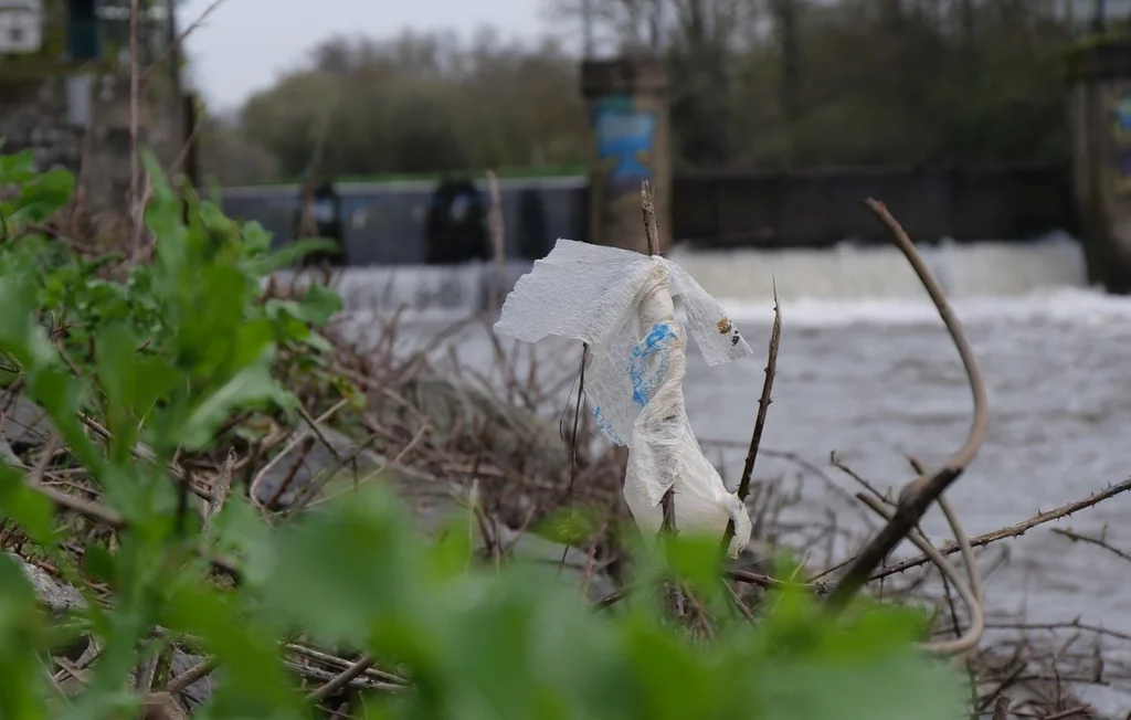 Après les crues : les rivières face à une marée de déchets plastiques