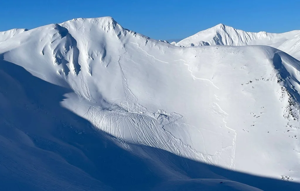 Avalanche mortelle à Valloire : un mort et plusieurs blessés en Savoie