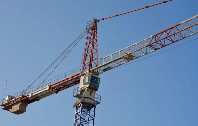 Barcelone : un touriste ivre chute d&rsquo;une grue de 30 mètres