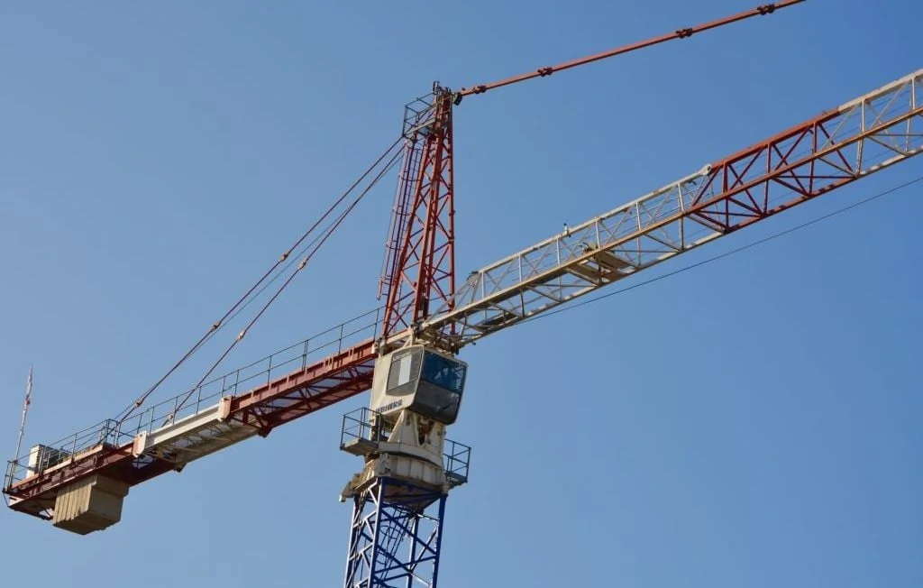 Barcelone : un touriste ivre chute d'une grue de 30 mètres