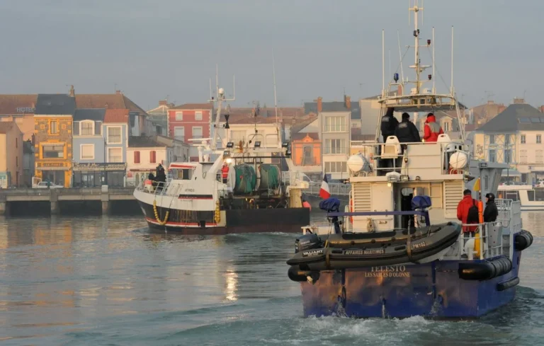 Calvados : Un capitaine s&rsquo;endort, son bateau s&rsquo;échoue sur la plage