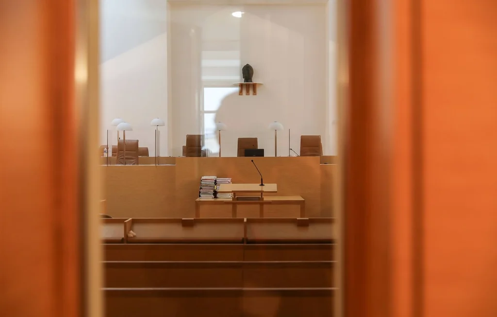 Chantage à la sextape : un bûcheron jugé pour avoir piégé 43 ados