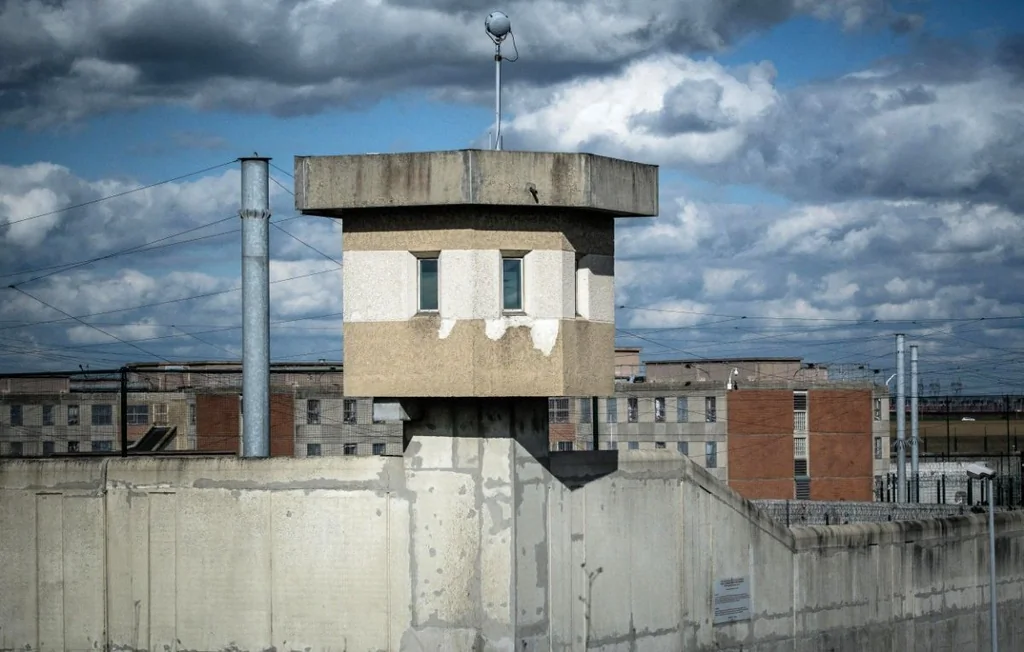 Évasion à Villepinte : deux complices mis en examen, le fugitif évaporé