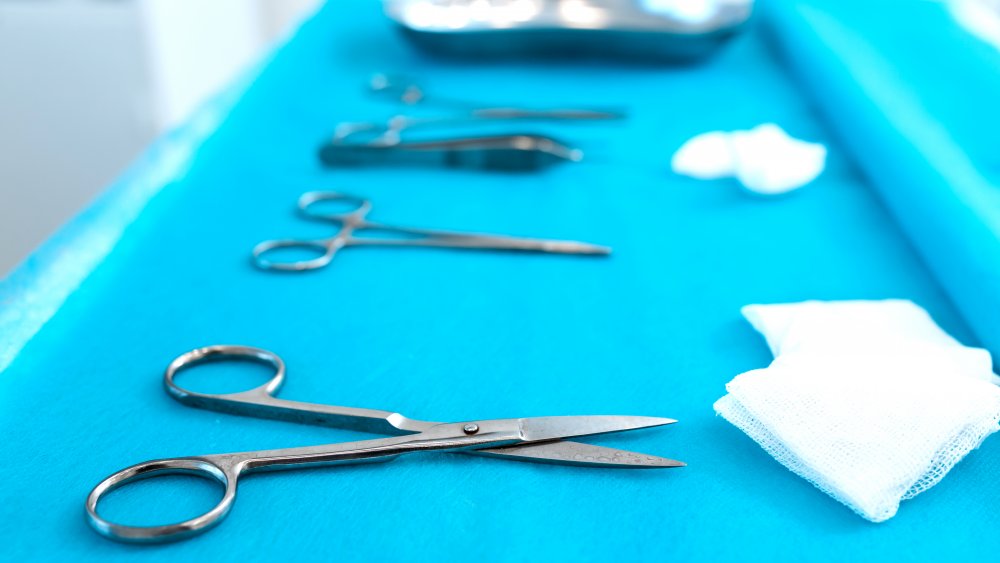 Équipement opératoire vintage — symbole des interventions médicales forcées