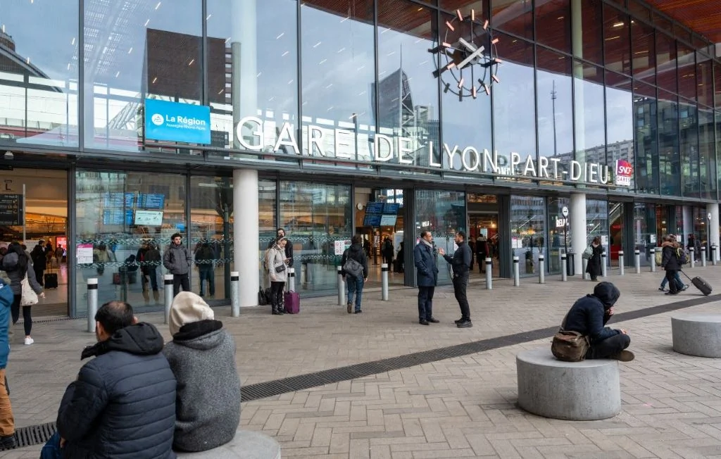 Gares de Lyon : Trafic SNCF Interrompu Suite à une Panne Informatique