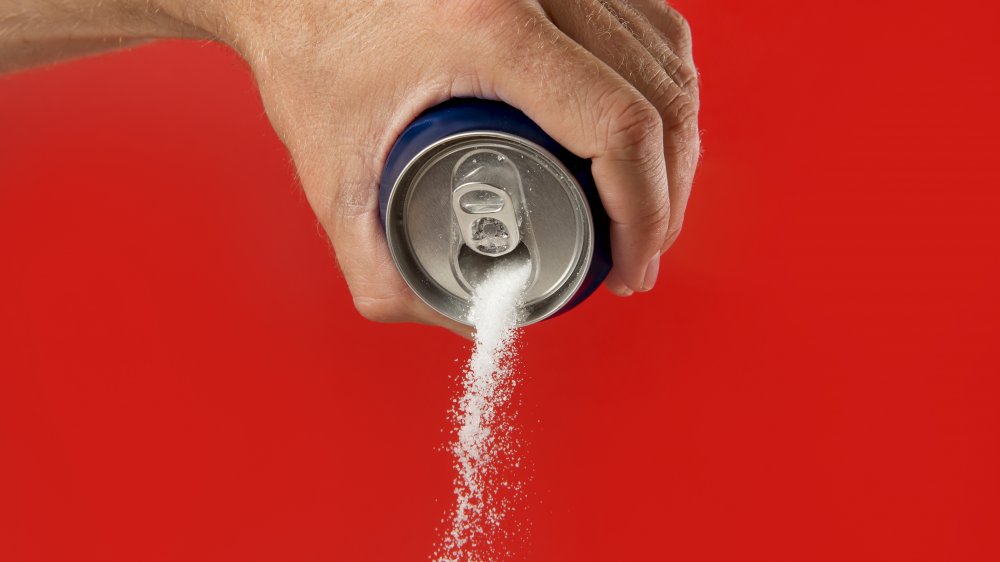 Tas de sucre blanc et boisson sucrée