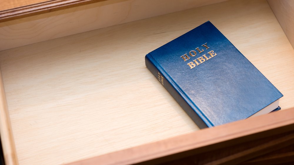 Bible dans une chambre d'hôtel