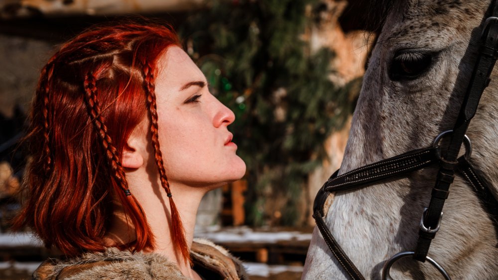 Une femme celtique et son cheval préparant le combat