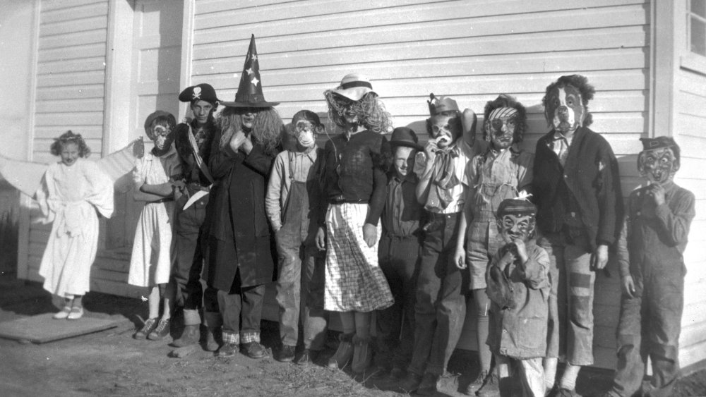 Enfants en costumes d'Halloween, Alberta, Canada, 1950