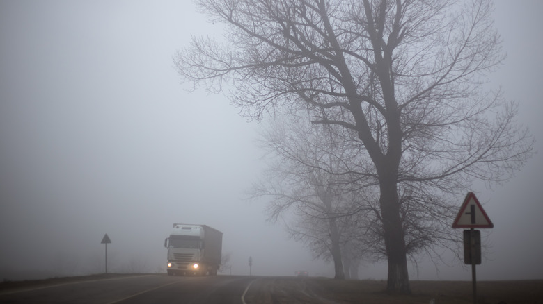 Camion traversant le brouillard