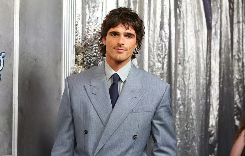 Jacob Elordi surprend une fan à l'aéroport avec un cadeau touchant