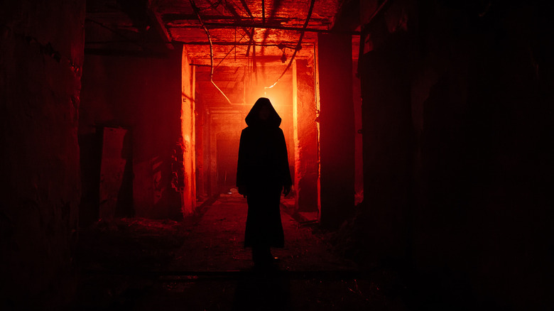 Silhouette éclairée en rouge