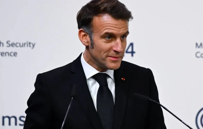 Macron répond aux critiques sur l&rsquo;Europe et prépare l&rsquo;après-guerre