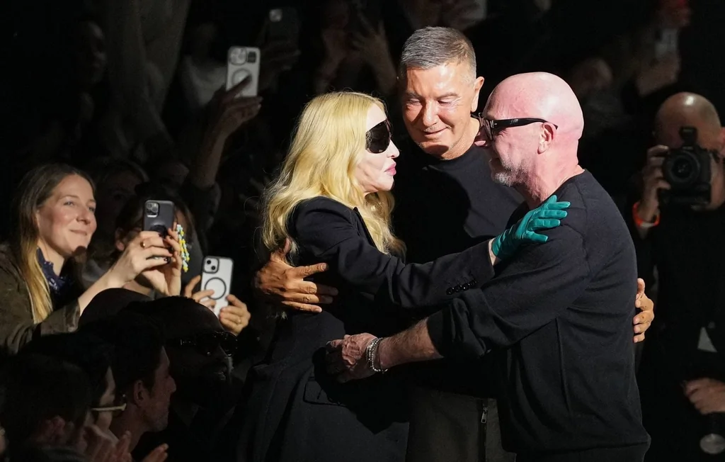 Madonna crée la surprise au défilé Dolce & Gabbana à Milan