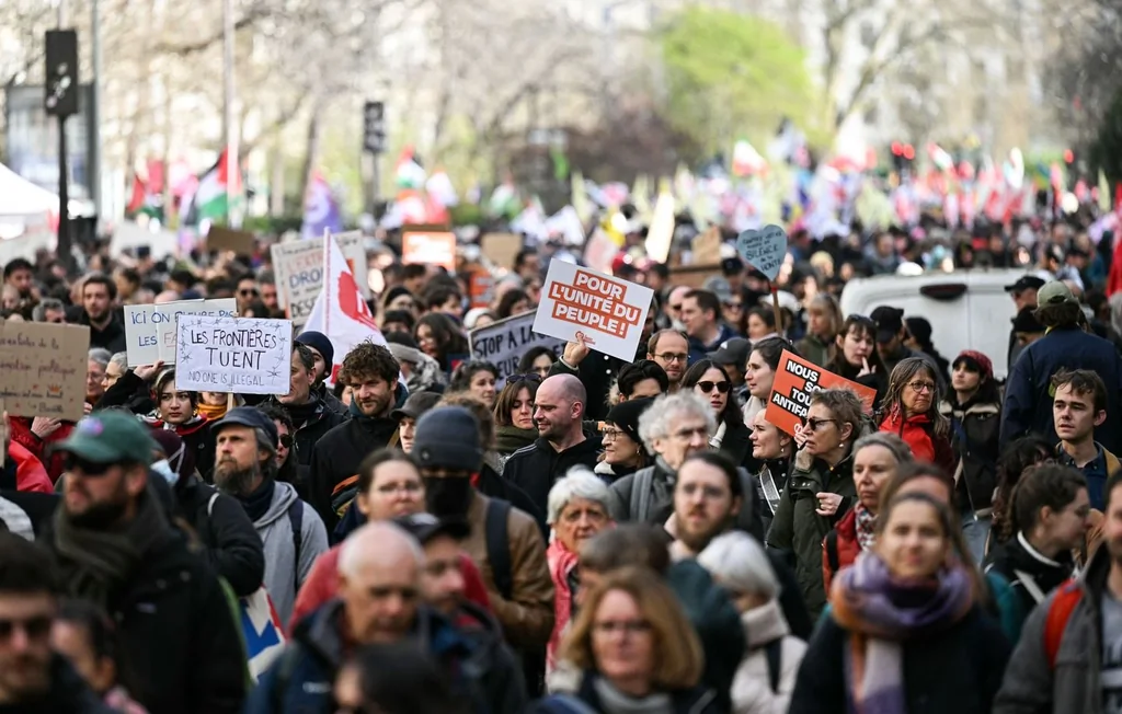 Marches en France : des milliers mobilisés pour les solidarités