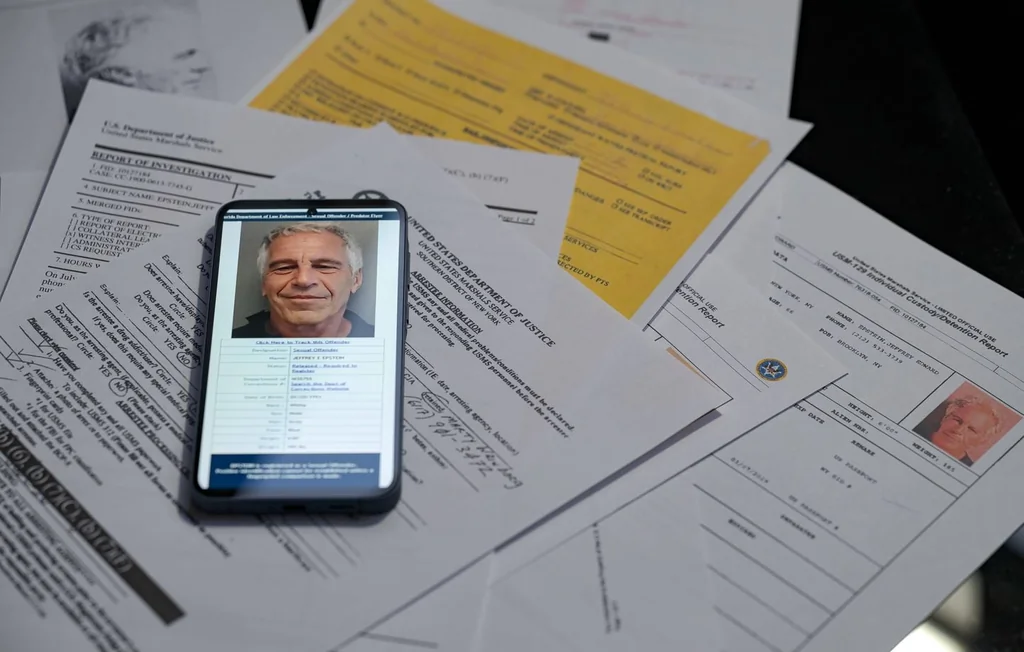 Epstein avec Gates, Diddy et Jay-Z : la vérité sur cette photo