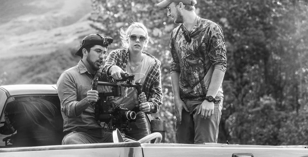 Équipe de tournage en pleine action sur un plateau de cinéma capturant les coulisses