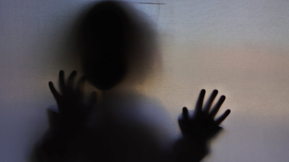 Silhouette d'un enfant — métaphore des victimes de l'eugénisme