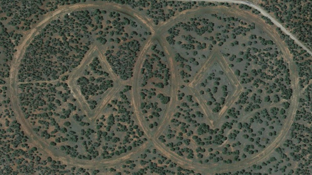 Symboles dans le désert visibles depuis Google Earth
